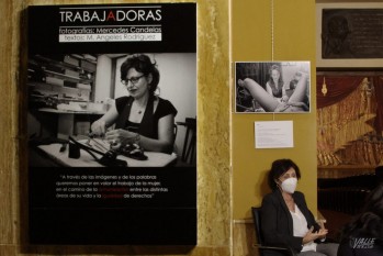 Las eldenses Mercedes Candelas y M&ordf; &Aacute;ngeles Rodr&iacute;guez presentan el libro fotopo&eacute;tico &ldquo;Trabajadoras"