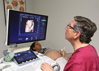 El doctor Javier Baranda ofrece a la mujer una medicina puntera
