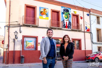 La Oficina de Turismo de Petrer presenta su nueva fachada decorada con ganchillo