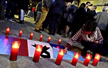 Unos 500 eldenses muestran su repulsa por los atentados que se han cobrado 129 vidas en Par&iacute;s