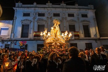 Devoci&oacute;n y respeto en la procesi&oacute;n de la Virgen de la Salud