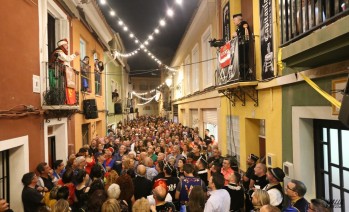 La "Embaj&aacute; de la calle del Marqu&eacute;s" conquist&oacute; a los eldenses con su humor