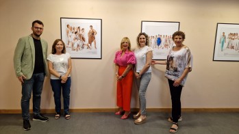 AcMAVI presenta la exposici&oacute;n con las im&aacute;genes de su calendario solidario 2024