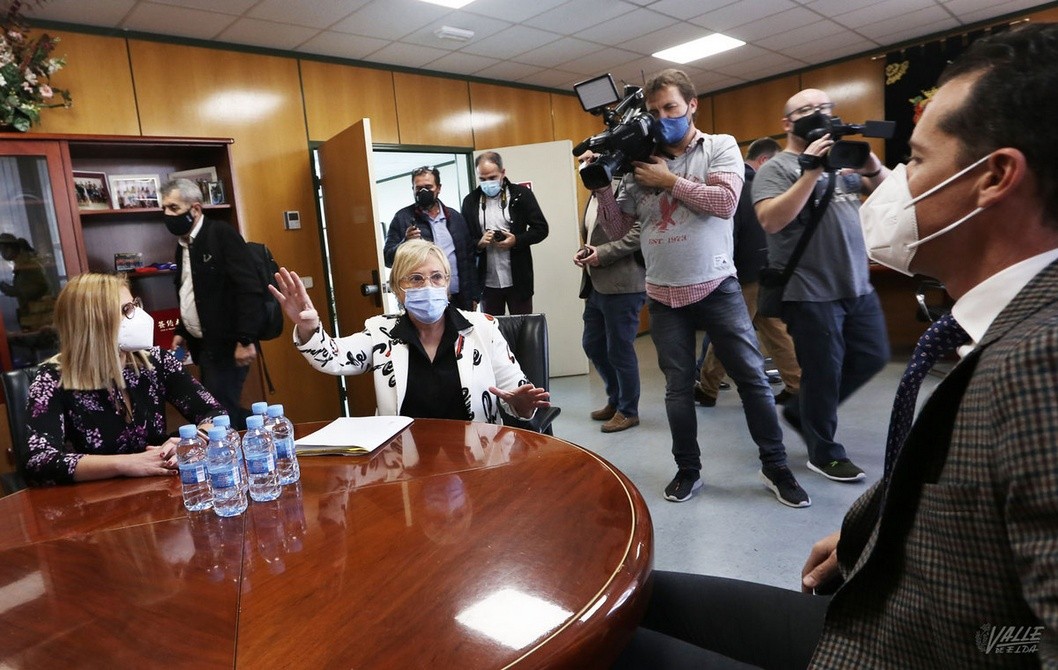 La consellera de Sanidad Ana Barceló se reúne en Petrer con los alcaldes Irene Navarro y Rubén Alfaro La consellera de Sanidad Ana Barceló se reúne en Petrer con los alcaldes Irene Navarro y Rubén Alfaro