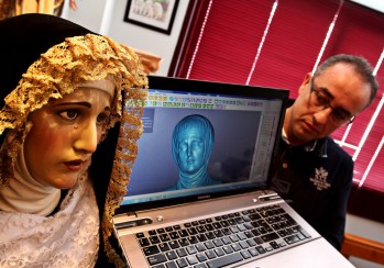Una empresa hace la copia en esc&aacute;ner 3D de la talla de la Virgen de la Salud 