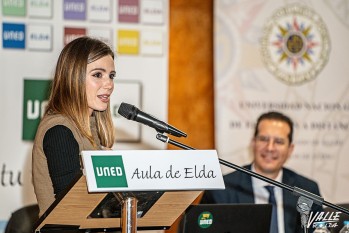 La periodista eldense Victoria Arn&aacute;u arropa la apertura del curso de la UNED