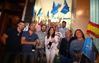Euforia popular frente a la seriedad de socialistas y Podemos tras las elecciones generales en Elda