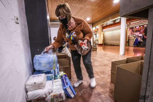 Los ucranianos de Elda recogen en dos semanas seis toneladas de ropa, alimentos y productos de higiene