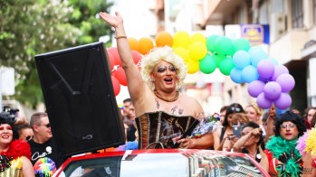 "La Naty" reivindica la igualdad en la fiesta del Orgullo de Elda
