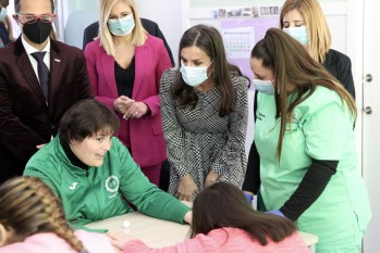 La reina Letizia conoce la labor de Sense Barreres