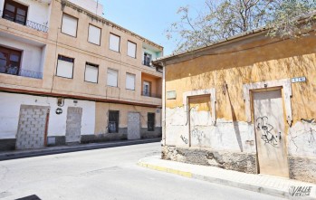 El continuo abandono de viviendas y comercios de La Pur&iacute;sima preocupa a los vecinos del barrio