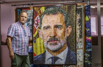 Crea el retrato de Felipe VI con retales de pieles para regal&aacute;rselo a Elda