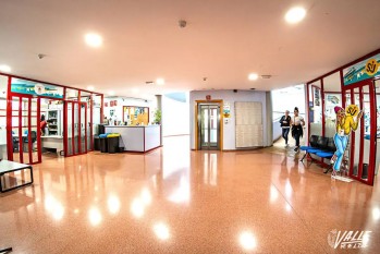 El Centro C&iacute;vico es un punto de recogida de comida y agua para los municipios valencianos afectados