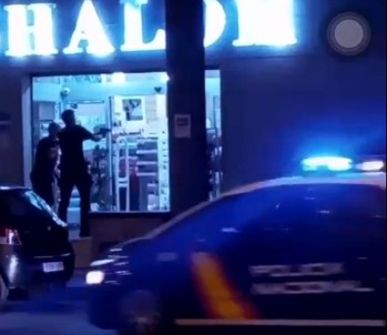La Polic&iacute;a Nacional dispara a un hombre que portaba un hacha para reducirlo tras realizar tocamientos a una menor
