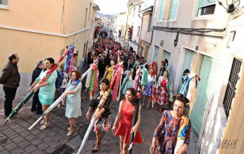 Las Banderas anuncian la proximidad de los Moros y Cristianos a Petrer