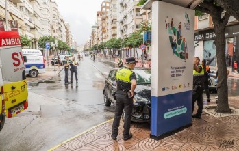 Un conductor pierde el control y una valla publicitaria impide que atropelle a varios viandantes en Gran Avenida