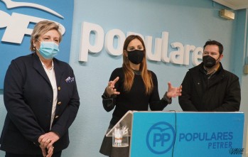 La Diputada Auton&oacute;mica Elisa D&iacute;az critica en Petrer una subida del impuesto de basuras 