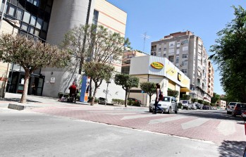 La Diputaci&oacute;n y el Ayuntamiento de Elda invierten 120.000 euros en la repavimentaci&oacute;n de la avenida de las Acacias
