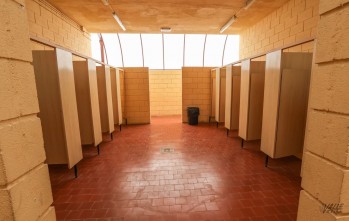 Petrer reformar&aacute; los vestuarios de la piscina de verano y el suelo del pabell&oacute;n Gede&oacute;n e Isa&iacute;as Guardiola