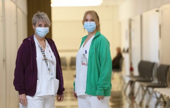 Los sanitarios se esfuerzan por llevar la Navidad al Hospital con la vista puesta en la tercera ola