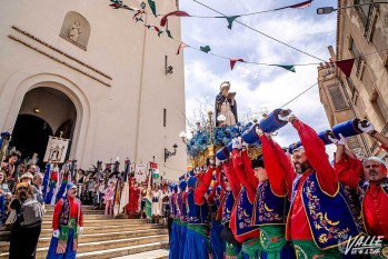 San Ant&oacute;n recibe el cari&ntilde;o de miles de festeros en la primera ma&ntilde;ana de Moros y Cristianos