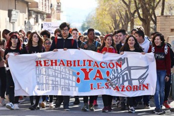 Los alumnos del IES Azor&iacute;n salen a las calles de Petrer para exigir que se retomen las obras del centro