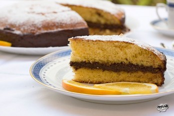 Bizcocho de naranja relleno de chocolate