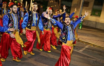 La alegr&iacute;a tom&oacute; las calles de Elda con la Retreta