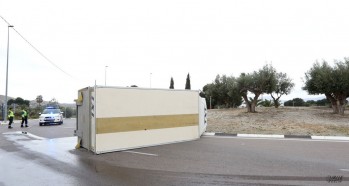 Vuelca un cami&oacute;n en la carretera de Mon&oacute;var