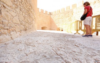 La Concejal&iacute;a de Patrimonio restaura el pavimento del castillo de Petrer