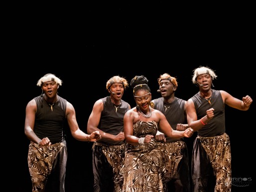 Un coro de g&oacute;spel africano en la parroquia de San Francisco de Sales con el grupo Aba Taano