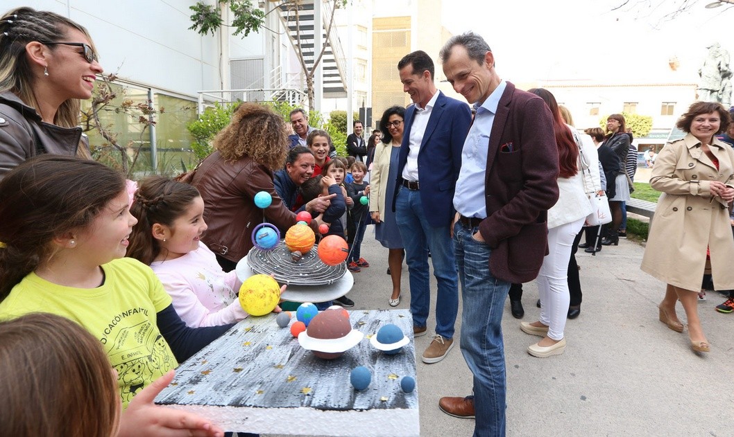 Pedro Duque se reúne con escolares de Elda y dona unas zapatillas espaciales al Museo del Calzado Pedro Duque se reúne con escolares de Elda y dona unas zapatillas espaciales al Museo del Calzado