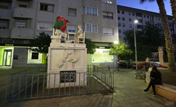 Colocan un disfraz de la San Silvestre en el monumento al Zapatero