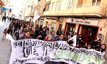 Cerca de 250 estudiantes de Elda y Petrer se manifiestan en favor de una educaci&oacute;n de calidad