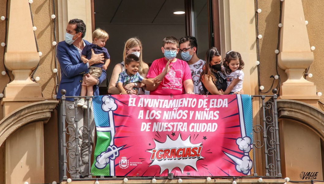El alcalde califica de "superhéroes" a los escolares por su excelente comportamiento en un curso marcado por la pandemia El alcalde califica de "superhéroes" a los escolares por su excelente comportamiento en un curso marcado por la pandemia