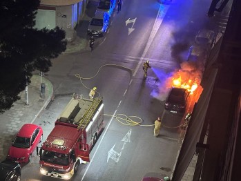 Incendio de un coche en la avenida Chap&iacute; de Elda