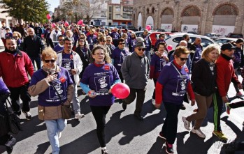 Unas 1.500 personas se suman a la marea morada por la igualdad de g&eacute;nero de "Elda Anda"