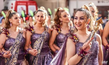 La Entrada Mora de Petrer marc&oacute; el paso con su elegancia y se&ntilde;or&iacute;o