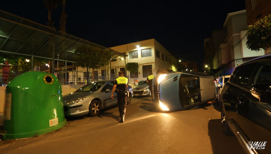 Un conductor abandona su coche tras volcar en Elda Un conductor abandona su coche tras volcar en Elda