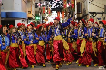 La alegr&iacute;a y los colores tomaron la primera noche de Moros y Cristianos