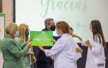 El punto de vacunaci&oacute;n masiva cierra en Petrer con un homenaje a sanitarios y cuerpos de seguridad