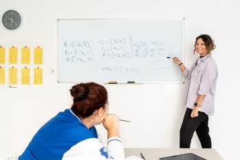 La nueva Academia Acento abre para que los estudiantes aprendan mientras se divierten