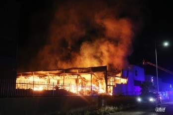 Una nave calcinada en el pol&iacute;gono Finca Lacy