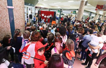 R&eacute;cord de asistencia a la fiesta de Halloween del Mercado  Central