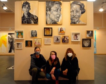 Varias artistas de Elda y Petrer visibilizan el talento femenino en una exposici&oacute;n