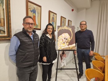 La artista eldense Almudena Blanes pinta el Cuadro de San Ant&oacute;n