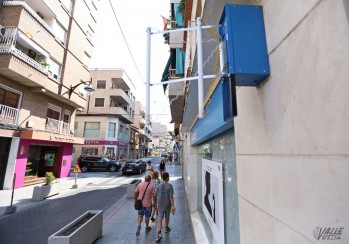 Detenido un hombre por da&ntilde;ar varios veh&iacute;culos en la Gran Avenida y una sucursal bancaria de Juan Carlos I