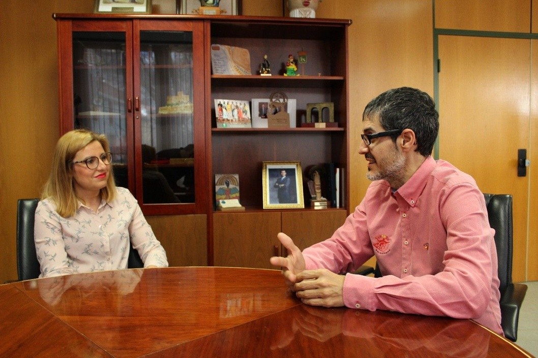 El Ayuntamiento de Petrer rinde homenaje al entrenador de balonmano José Ignacio Prades tras la victoria de su equipo El Ayuntamiento de Petrer rinde homenaje al entrenador de balonmano José Ignacio Prades tras la victoria de su equipo