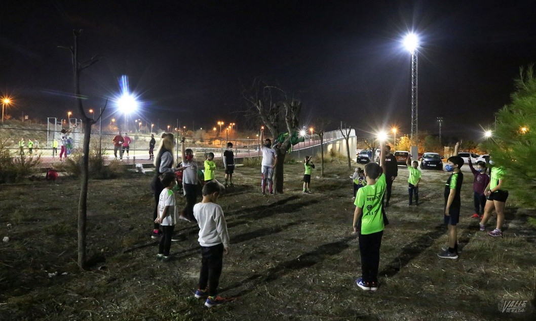Los atletas más pequeños entrenan en la calle porque no pueden utilizar las instalaciones deportivas Los atletas más pequeños entrenan en la calle porque no pueden utilizar las instalaciones deportivas