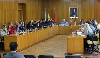 El pleno aprueba los convenios con la Semana Santa y los Moros y Cristianos